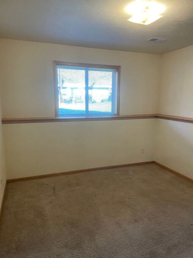 Building Photo - 2930 W Glenpark Dr