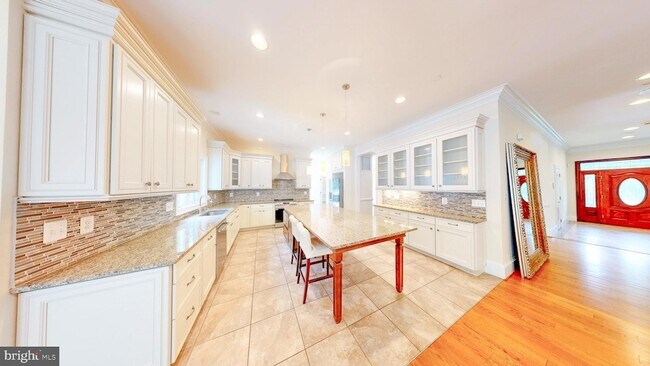 Building Photo - 6403 Earlham Dr