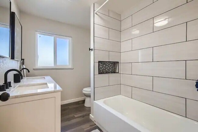 Building Photo - $0 DEPOSIT OPTION. STUNNING 3BED/2BATH DUPLEX IN BERKELEY NEIGHBORHOOD