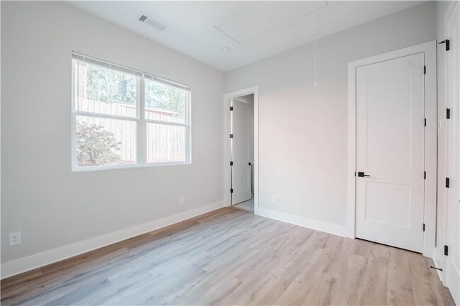 Building Photo - 606 Glenwood Pl SE