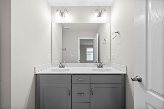 Building Photo - 3 Bedroom Home For Rent Near Historic Down...