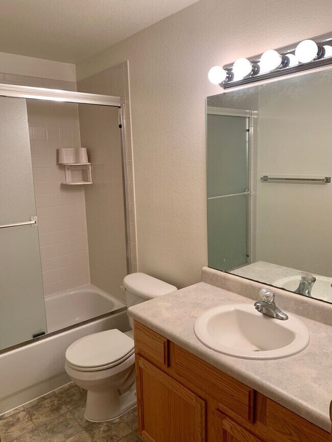 Building Photo - Gorgeous 5 Bedroom 3.5 Bath House with 3 c...