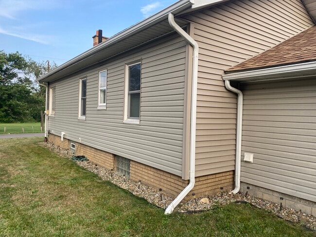 Building Photo - 2617 Maple Ave NE