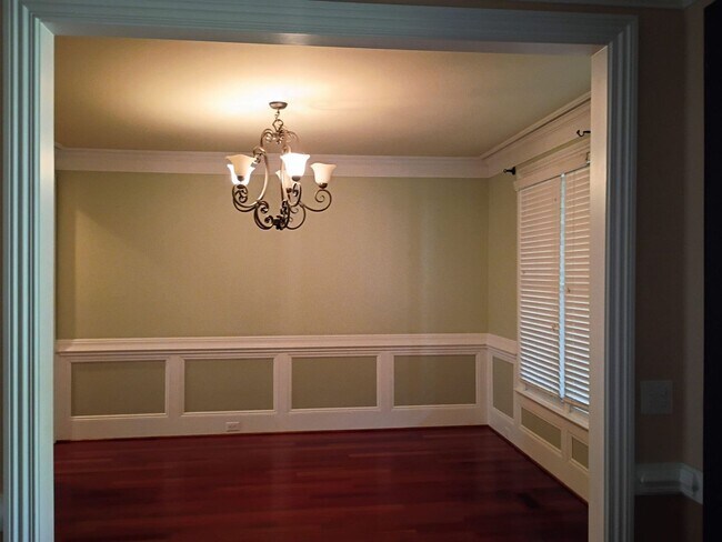 Building Photo - Luxury Living: 4 Bedroom home in Chapel Hill w/ spacious interior | 2 Year Lease Term