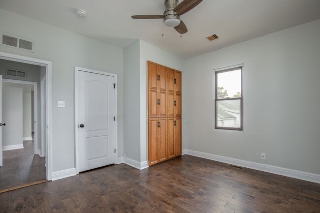 Building Photo - Adorable North Hampton House - Must See!