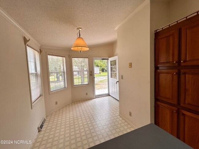 Building Photo - 1075 Captains Ct