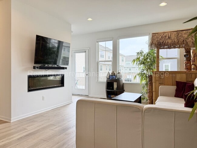 Building Photo - Modern 2020 Built Townhome Just Steps from Downtown Ferndale!