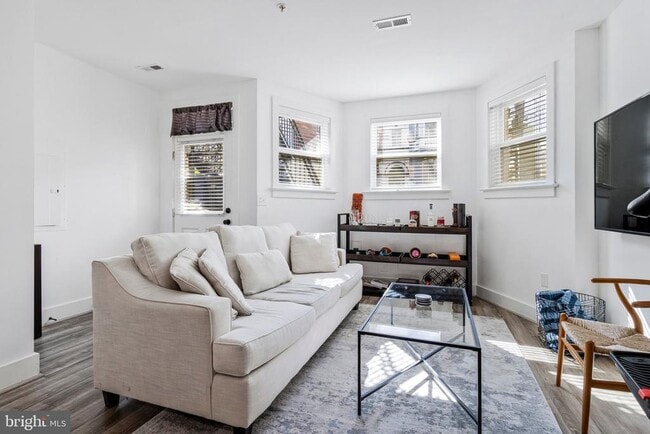 Building Photo - 1915 6th St NW