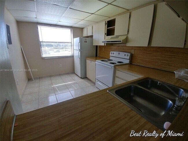 Building Photo - 9905 NW 9th St Cir