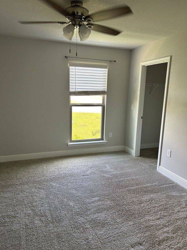 Building Photo - Easy access to interstate, bases & shopping!