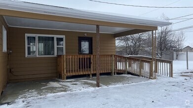 Building Photo - Lovely Spacious House in great location !!
