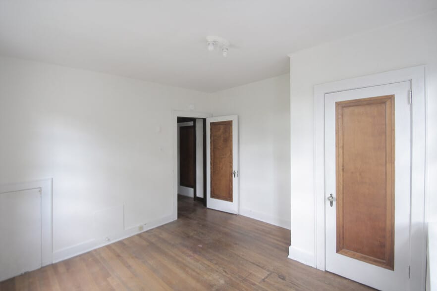 Building Photo - 8003 St Lawrence Ave