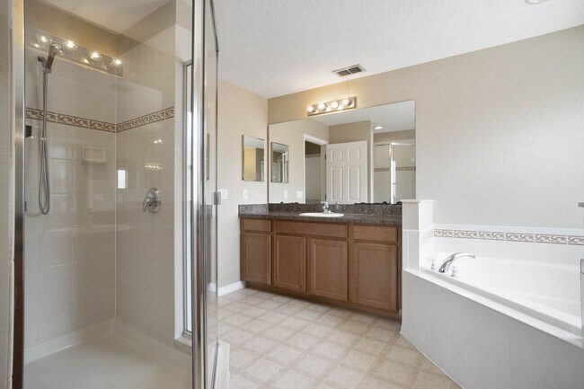 Building Photo - Spacious 4/3 House With 3-Car Garage In Th...
