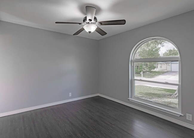 Building Photo - Beautifully remodeled 4 bedroom!