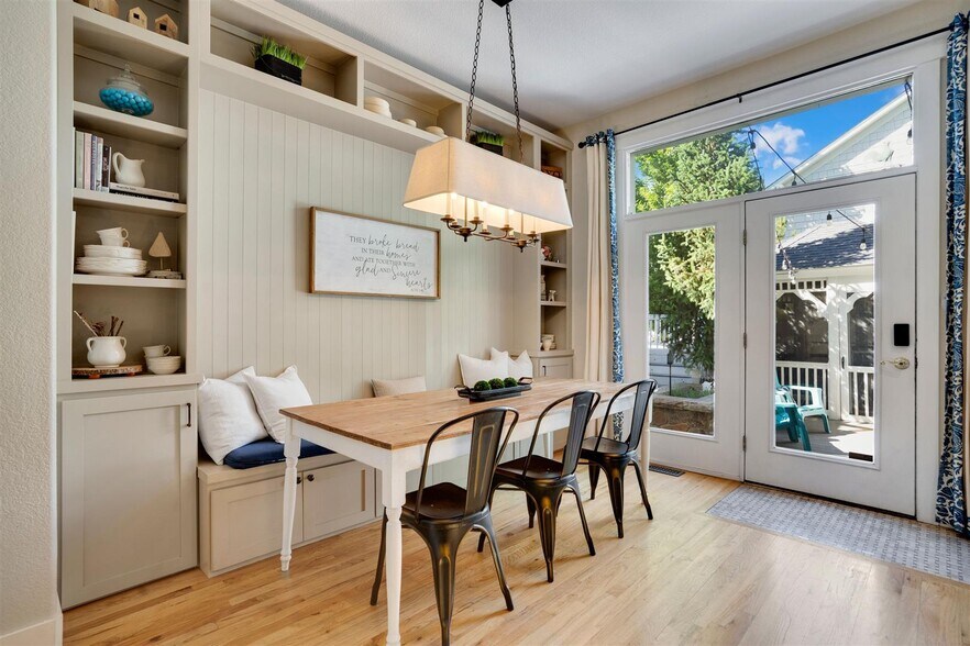 Dining with built-in seating and storage - 4144 Lost Canyon Drive