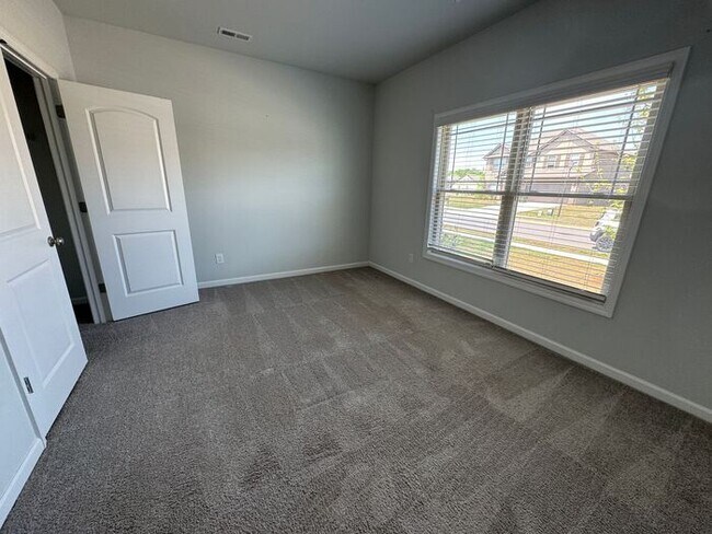 Building Photo - Spacious home with a fence, in PRIME location with a move in special