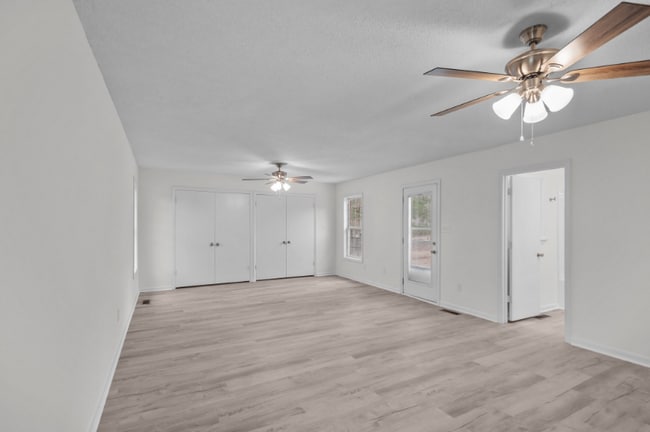 Building Photo - 205 Woodside Dr