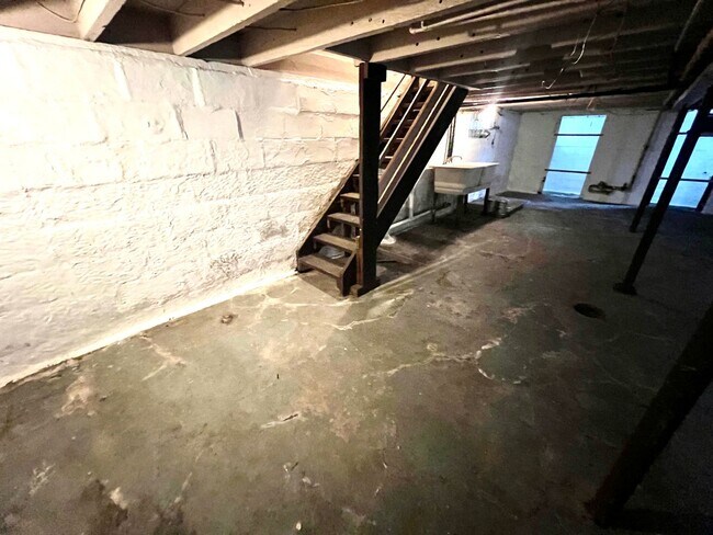 Building Photo - 1613 Fourth Avenue (Full Service)