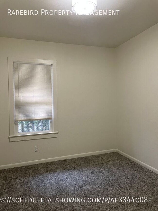 Building Photo - 1 Bed, 1 Bath unit in the McLoughlin Conse...