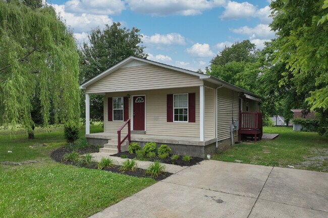 Building Photo - Springfield Gem! 3BR/2BA with Big Yard, St...