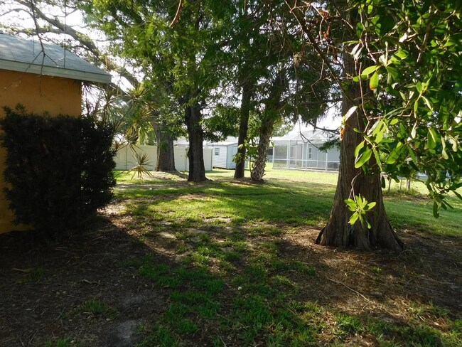 Building Photo - Fantastic 3/2 Home in Sarasota, with Yard ...