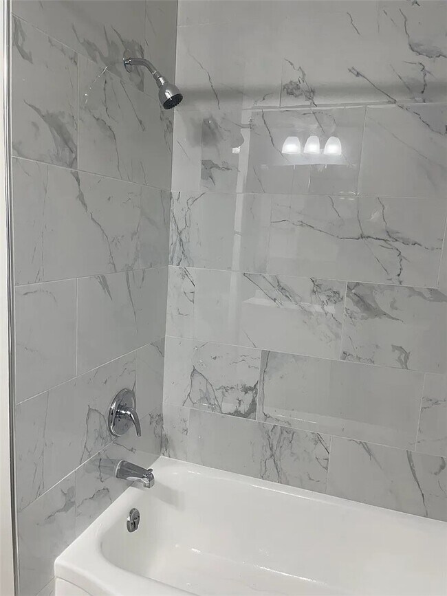 Building Photo - 705 Roosevelt Rd