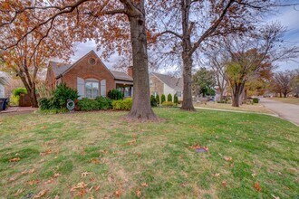 Building Photo - 3 Bed | 1 Bath in Midtown!