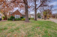 Building Photo - 3 Bed | 1 Bath in Midtown!