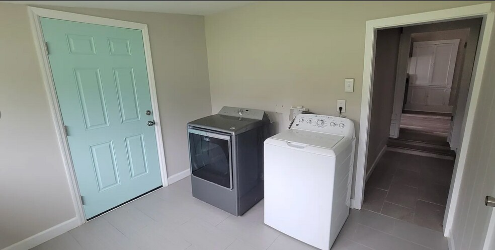 Shared Laundry Room/Mud Room - 212 Summit St