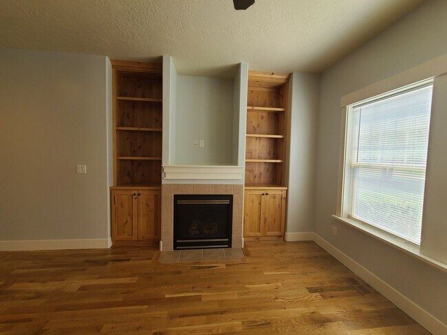 Building Photo - Clean and ready to go 3 bedroom home