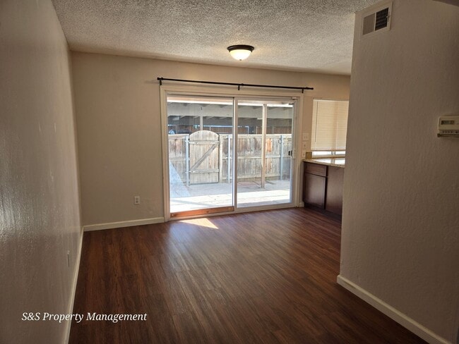 Building Photo - 8879 Salmon Falls Dr