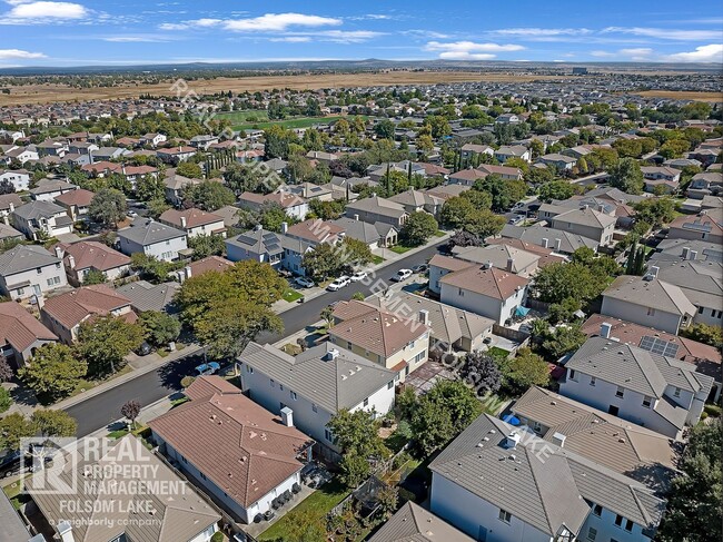 Building Photo - Spacious 4 bedroom 3 bath home in Anatolia