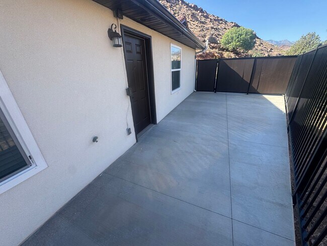 Building Photo - 75 E Roundy Mountain Rd