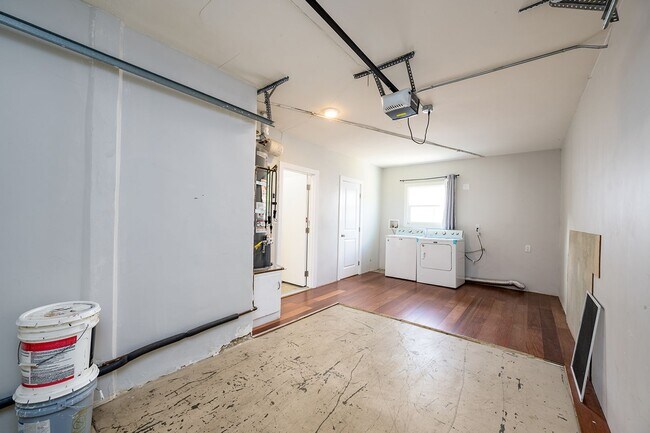 Building Photo - 3139 Nimitz Blvd, San Diego, CA 92106