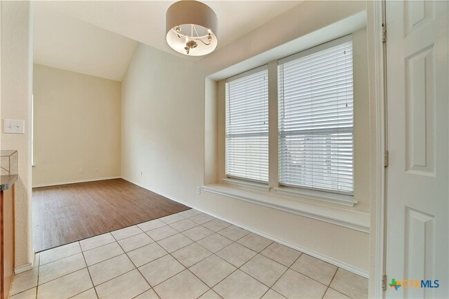 Building Photo - 121 Park Ln