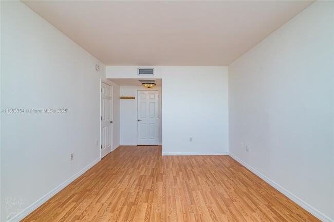 Building Photo - 500 Bayview Dr