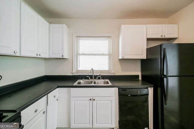 Building Photo - 839 Gresham Ave SE