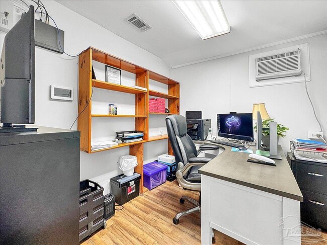 Building Photo - 1007 W Wright St