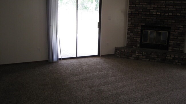 Building Photo - Home in South West Bakersfield Large Lot