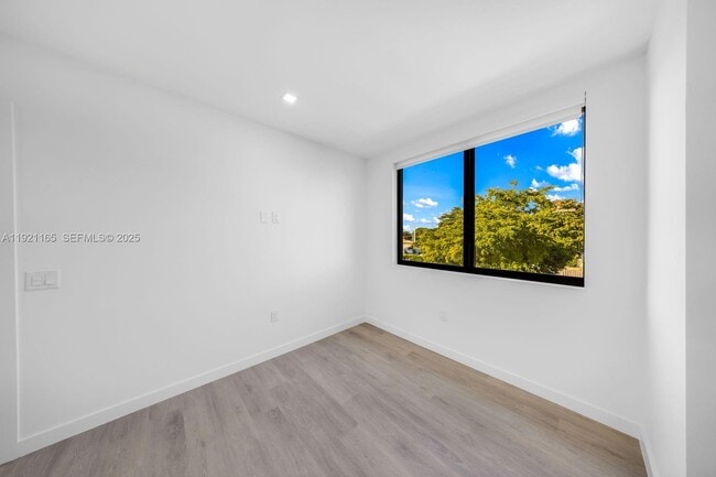 Building Photo - 20 NE 19th Ave