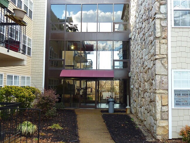 Building Photo - 2749 Sullins St