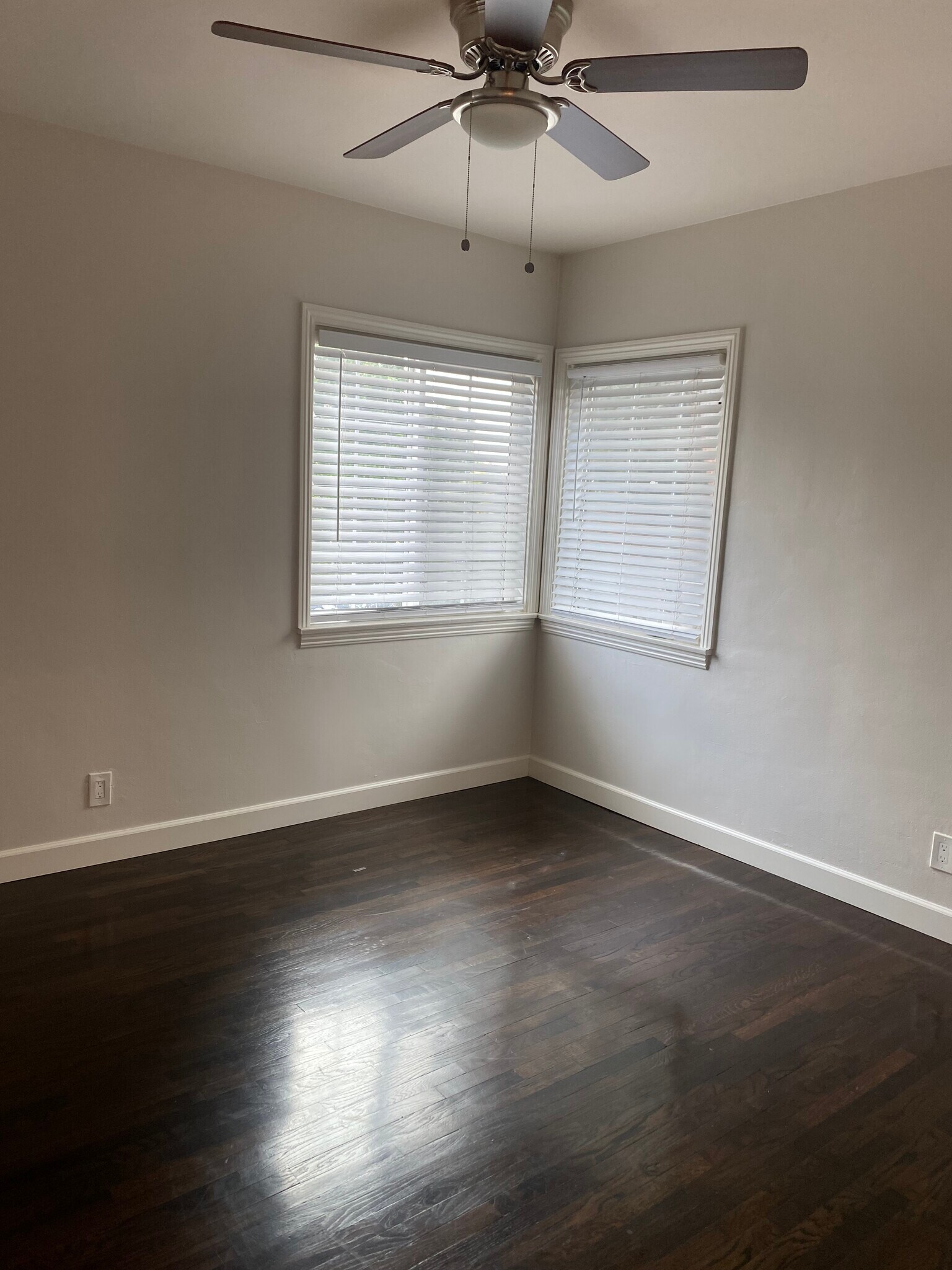 Building Photo - 1519 N Hollywood Way