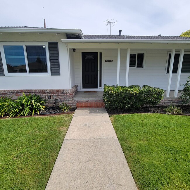 Building Photo - Well-Maintained Redwood City Home with Bonus Room & Private Yard