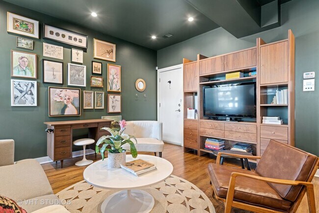 Building Photo - 1454 W Roscoe St