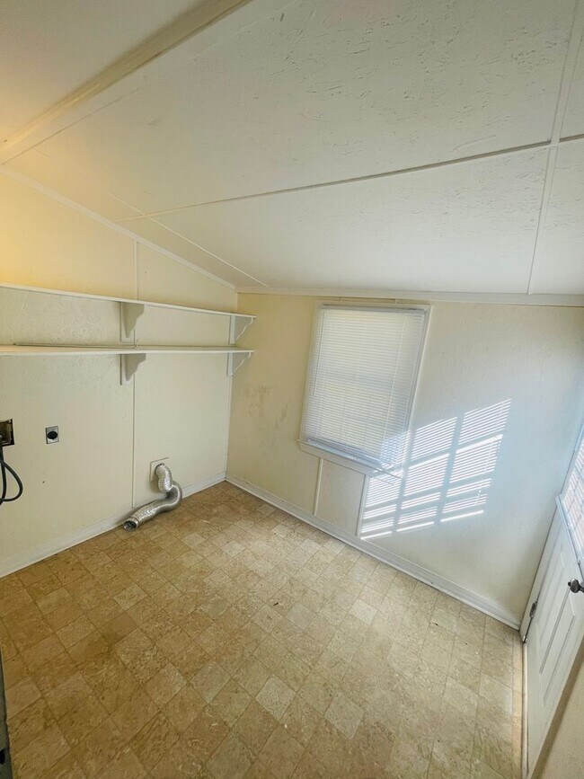 Building Photo - Duplex near Lake Jackson