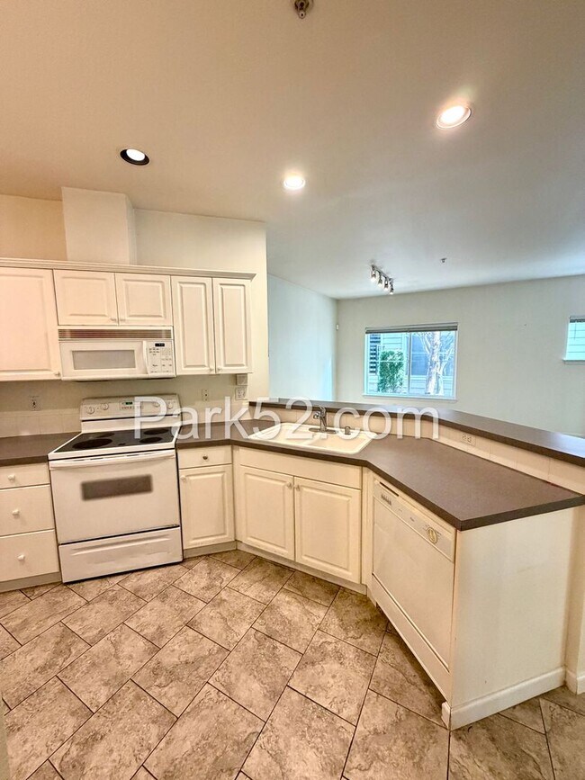 Building Photo - 2 Bedroom Plus Office Condo in DuPont!