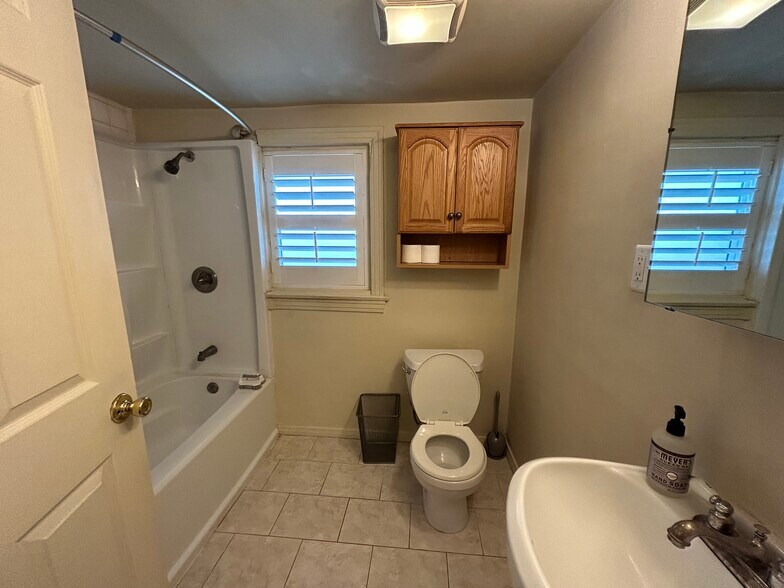 Bathroom - 112 N Primrose Ave
