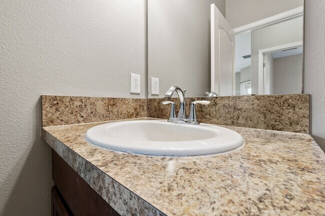 Building Photo - 4/2.5 Town Home w/ Loft and Office in Harr...