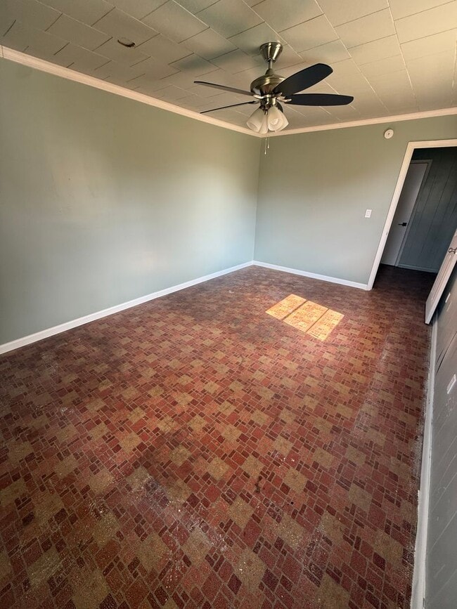 Building Photo - Renovated 5 Bedroom 2 Bath Home for Rent!