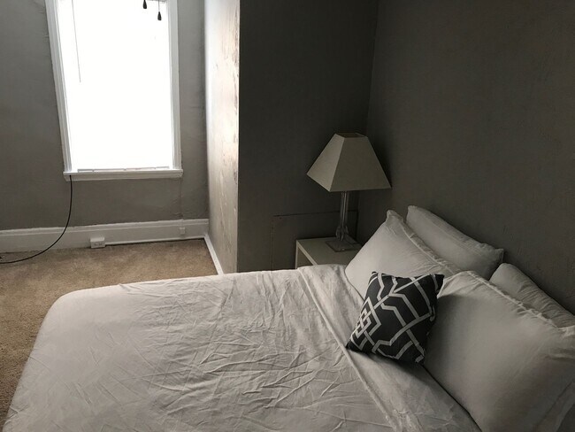 Building Photo - Modern 3 bed, 2 bath, south side flats rental